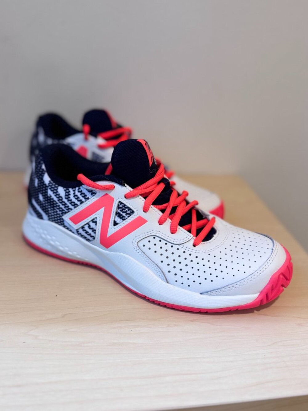 New Balance WCH696S3 Tennis Shoes – White/Blue/Coral – Women’s 8.5 🎾🔥